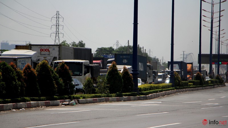 Trưa 27/11: Dòng xe ô tô kẹt gần 4km tại cửa ngõ TP.HCM - ảnh 14