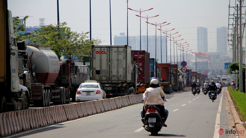 Trưa 27/11: Dòng xe ô tô kẹt gần 4km tại cửa ngõ TP.HCM - ảnh 3