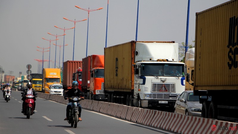 Trưa 27/11: Dòng xe ô tô kẹt gần 4km tại cửa ngõ TP.HCM - ảnh 4