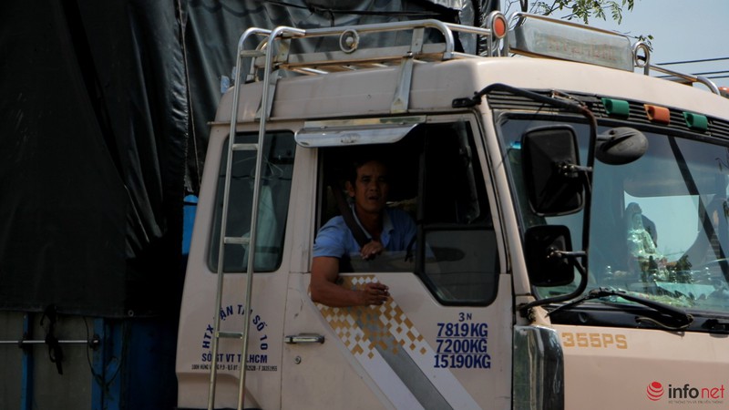 Trưa 27/11: Dòng xe ô tô kẹt gần 4km tại cửa ngõ TP.HCM - ảnh 7