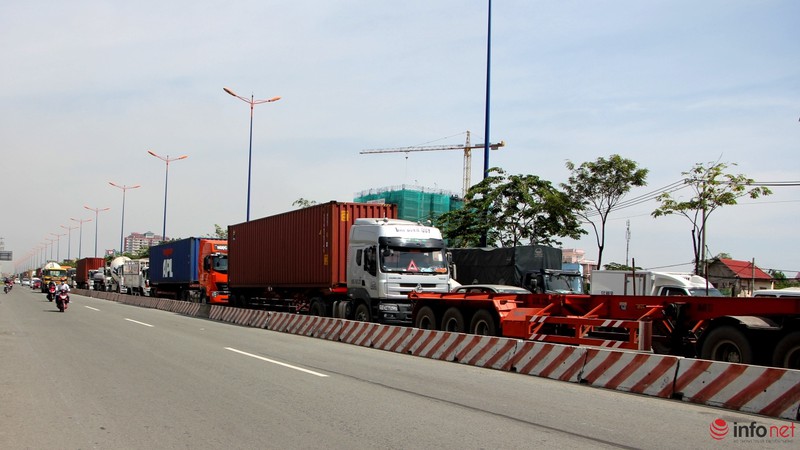 Trưa 27/11: Dòng xe ô tô kẹt gần 4km tại cửa ngõ TP.HCM - ảnh 5