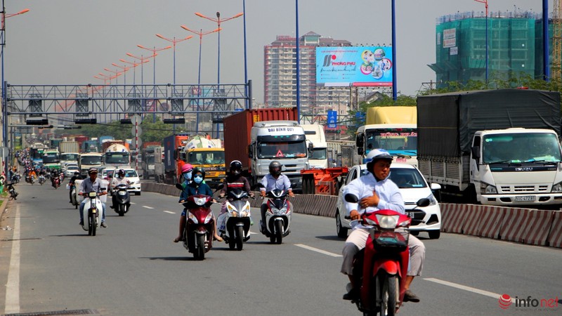 Trưa 27/11: Dòng xe ô tô kẹt gần 4km tại cửa ngõ TP.HCM - ảnh 11