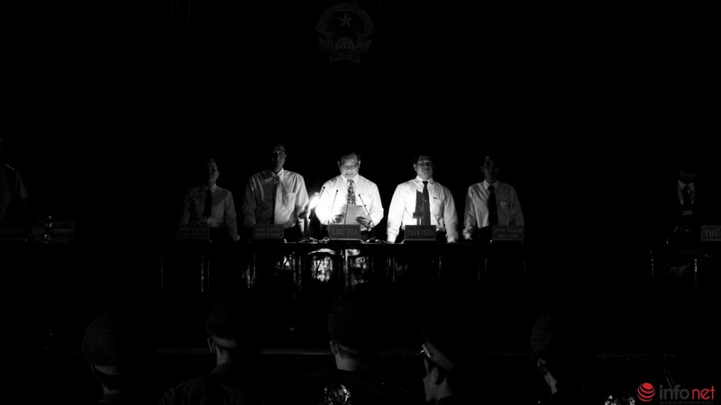 Toàn cảnh phiên xử tại Bình Phước qua bộ ảnh đen trắng - ảnh 32