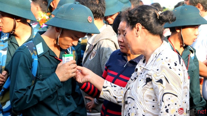 Xúc động giây phút lên đường nhập ngũ của các tân binh TP.HCM - ảnh 9