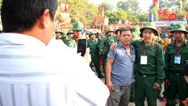 Xúc động giây phút lên đường nhập ngũ của các tân binh TP.HCM - ảnh 12