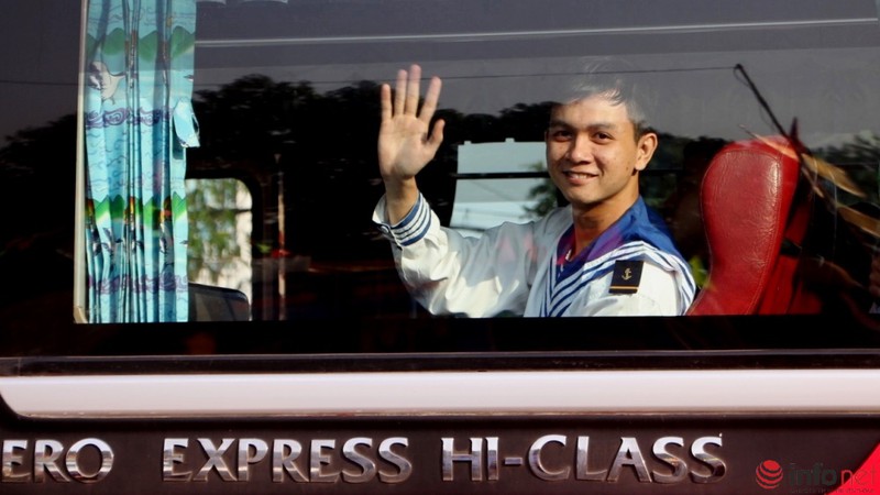 Xúc động giây phút lên đường nhập ngũ của các tân binh TP.HCM - ảnh 17