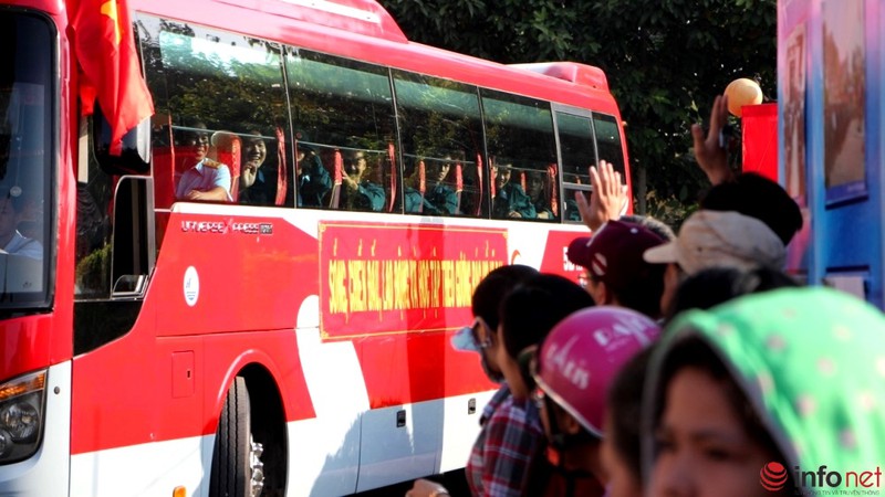 Xúc động giây phút lên đường nhập ngũ của các tân binh TP.HCM - ảnh 15