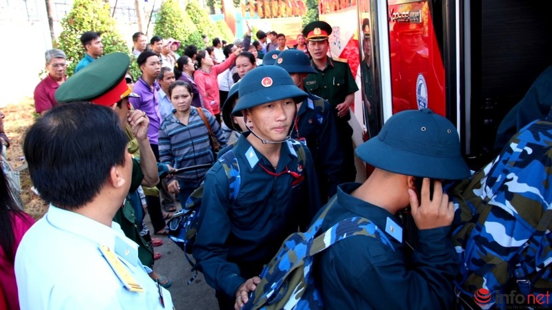 Xúc động giây phút lên đường nhập ngũ của các tân binh TP.HCM - ảnh 14