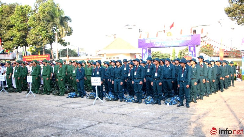 Xúc động giây phút lên đường nhập ngũ của các tân binh TP.HCM - ảnh 2