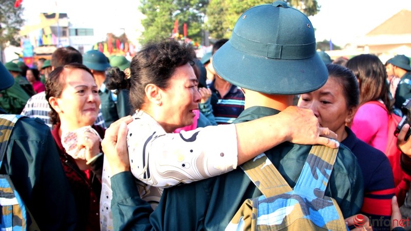 Xúc động giây phút lên đường nhập ngũ của các tân binh TP.HCM - ảnh 6