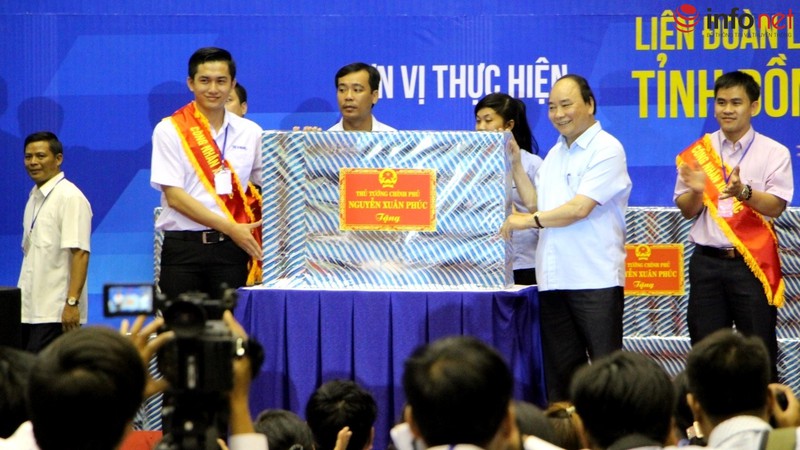 Hình ảnh Thủ tướng bình dị trò chuyện với 3.000 công nhân - ảnh 11