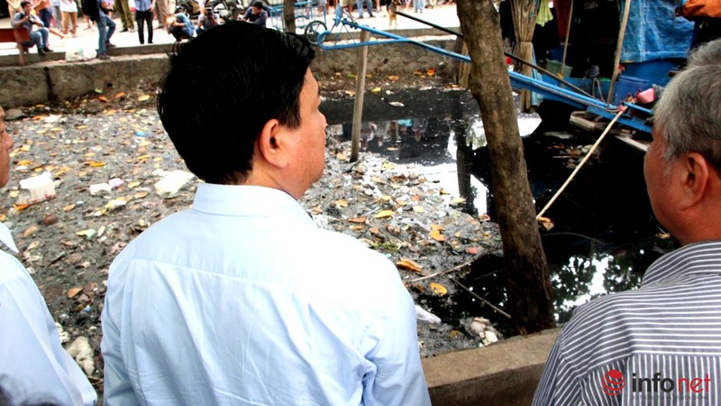 Cả khu phố huyên náo khi ông Đinh La Thăng tới thị sát - ảnh 3