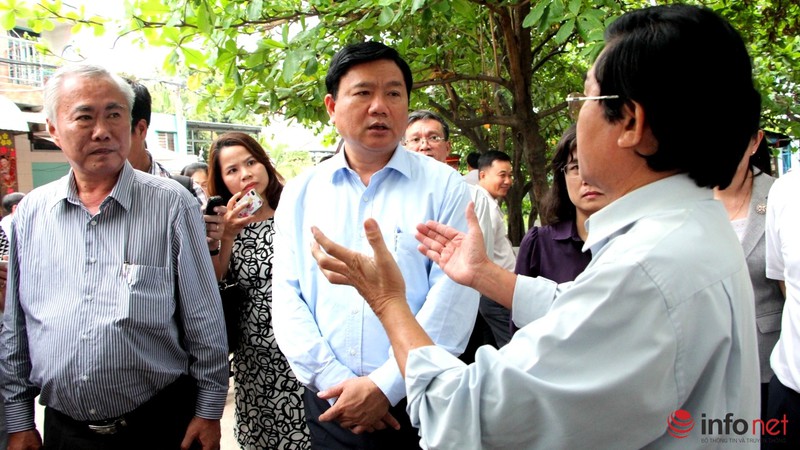 Cả khu phố huyên náo khi ông Đinh La Thăng tới thị sát - ảnh 5