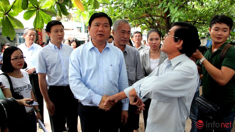 Cả khu phố huyên náo khi ông Đinh La Thăng tới thị sát - ảnh 7