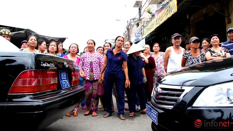 Cả khu phố huyên náo khi ông Đinh La Thăng tới thị sát - ảnh 12