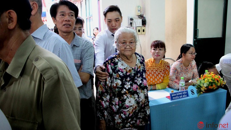 Phu nhân cố Tổng bí thư Nguyễn Văn Linh đi bầu cử ở tuổi 99 - ảnh 10