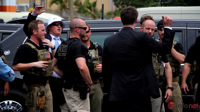 Xem lại hình ảnh các đặc vụ 'áo đen' bên Tổng thống Obama tại sân bay - ảnh 13