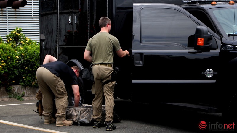 Xem lại hình ảnh các đặc vụ 'áo đen' bên Tổng thống Obama tại sân bay - ảnh 14