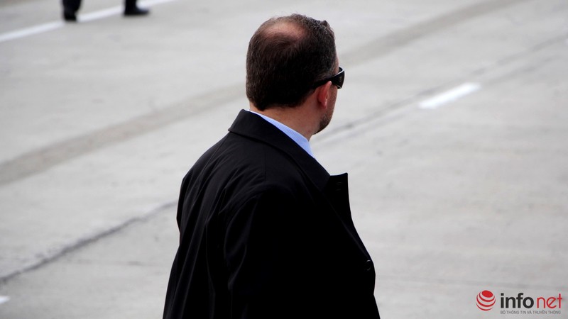 Xem lại hình ảnh các đặc vụ 'áo đen' bên Tổng thống Obama tại sân bay - ảnh 9