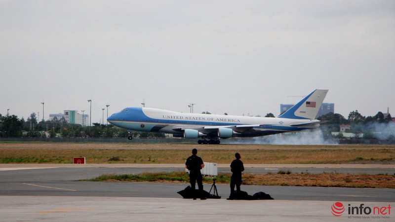 Xem lại hình ảnh các đặc vụ 'áo đen' bên Tổng thống Obama tại sân bay - ảnh 2