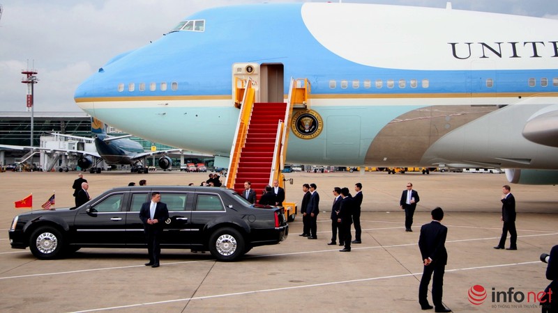 Xem lại hình ảnh các đặc vụ 'áo đen' bên Tổng thống Obama tại sân bay - ảnh 6