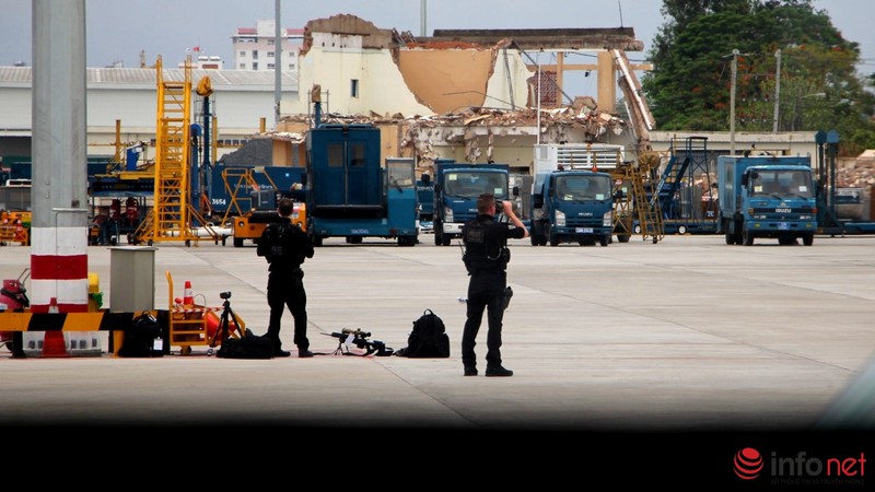 Xem lại hình ảnh các đặc vụ 'áo đen' bên Tổng thống Obama tại sân bay - ảnh 12