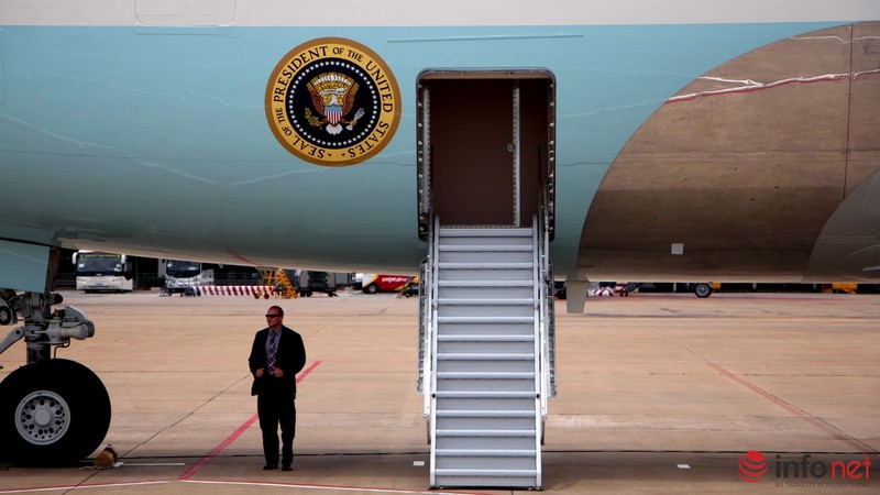 Xem lại hình ảnh các đặc vụ 'áo đen' bên Tổng thống Obama tại sân bay - ảnh 10