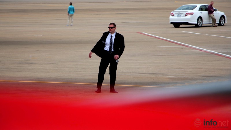 Xem lại hình ảnh các đặc vụ 'áo đen' bên Tổng thống Obama tại sân bay - ảnh 8