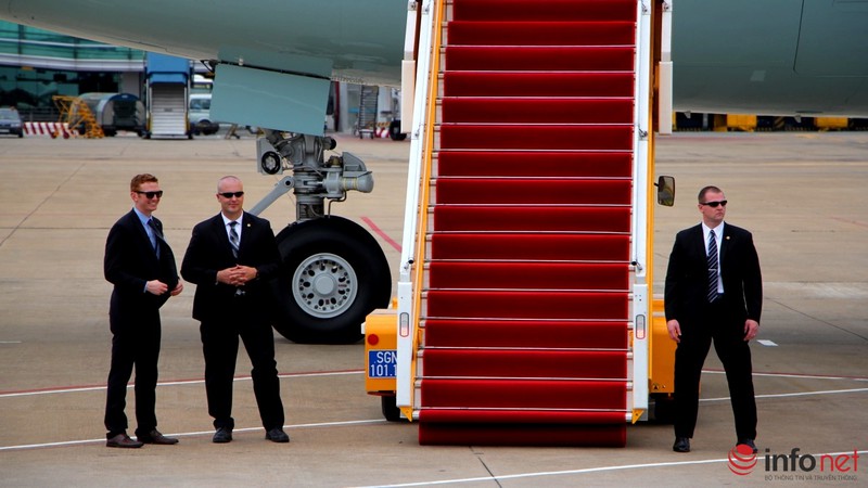 Xem lại hình ảnh các đặc vụ 'áo đen' bên Tổng thống Obama tại sân bay - ảnh 1