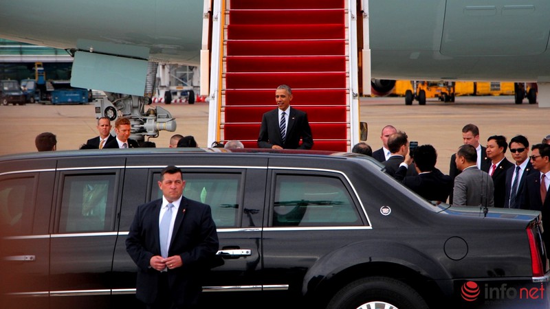 Xem lại hình ảnh các đặc vụ 'áo đen' bên Tổng thống Obama tại sân bay - ảnh 3