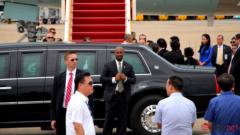 Xem lại hình ảnh các đặc vụ 'áo đen' bên Tổng thống Obama tại sân bay - ảnh 4