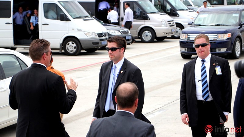 Xem lại hình ảnh các đặc vụ 'áo đen' bên Tổng thống Obama tại sân bay - ảnh 11