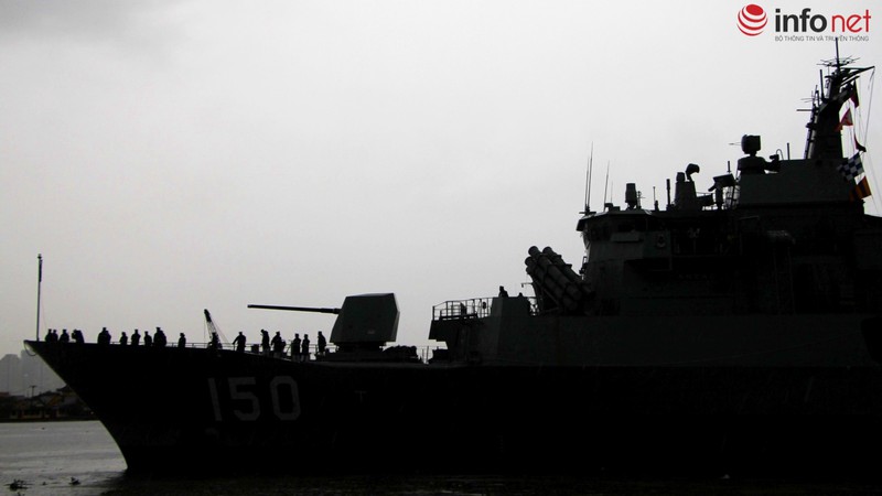 Tàu Hải quân Hoàng gia Australia thăm TP.HCM trong cơn mưa mù mịt - ảnh 1