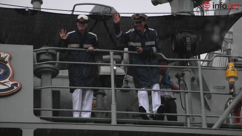 Tàu Hải quân Hoàng gia Australia thăm TP.HCM trong cơn mưa mù mịt - ảnh 9