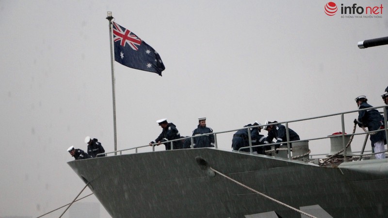 Tàu Hải quân Hoàng gia Australia thăm TP.HCM trong cơn mưa mù mịt - ảnh 3