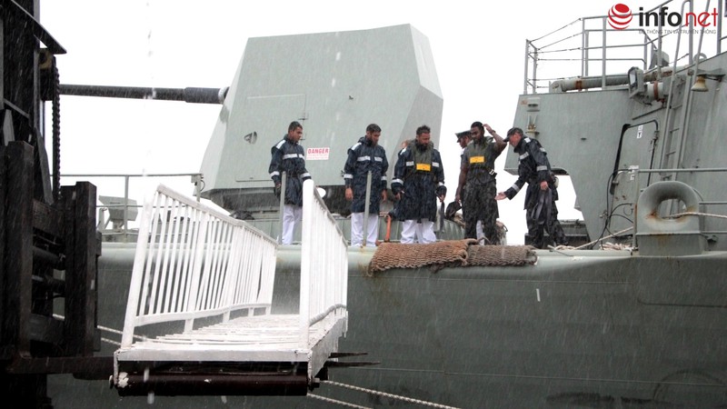 Tàu Hải quân Hoàng gia Australia thăm TP.HCM trong cơn mưa mù mịt - ảnh 11