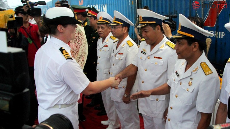 Tàu Hải quân Hoàng gia Australia thăm TP.HCM trong cơn mưa mù mịt - ảnh 12