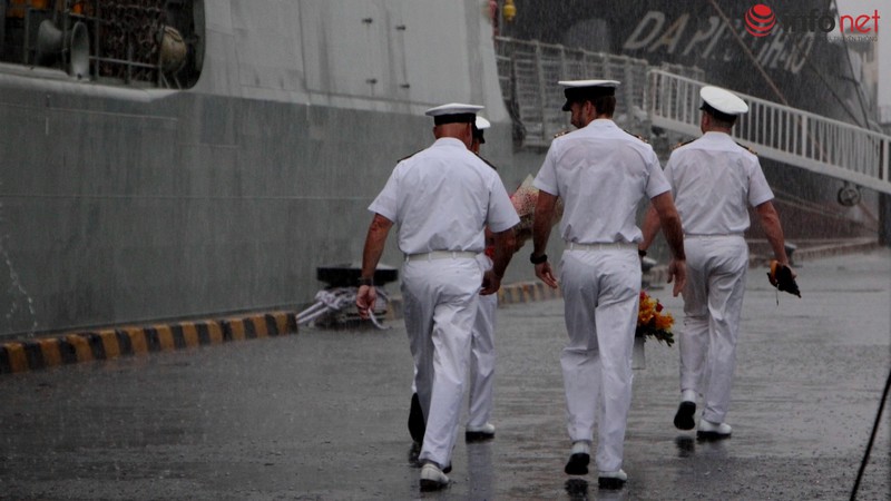 Tàu Hải quân Hoàng gia Australia thăm TP.HCM trong cơn mưa mù mịt - ảnh 14