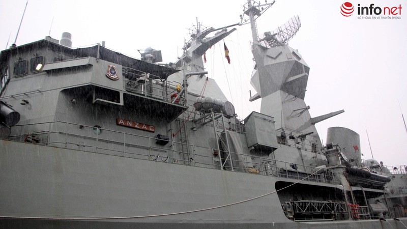 Tàu Hải quân Hoàng gia Australia thăm TP.HCM trong cơn mưa mù mịt - ảnh 16