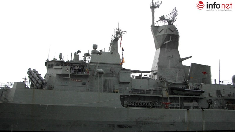 Tàu Hải quân Hoàng gia Australia thăm TP.HCM trong cơn mưa mù mịt - ảnh 4