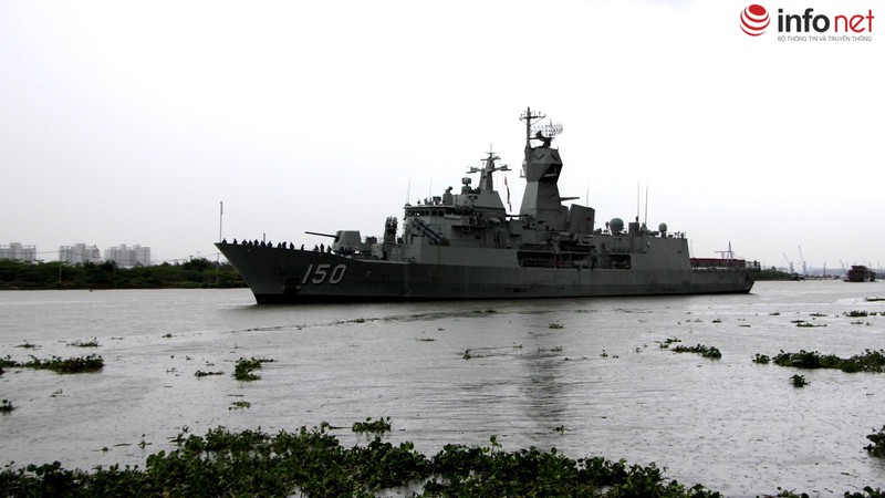 Tàu Hải quân Hoàng gia Australia thăm TP.HCM trong cơn mưa mù mịt - ảnh 2