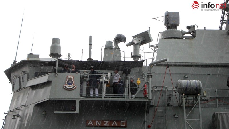 Tàu Hải quân Hoàng gia Australia thăm TP.HCM trong cơn mưa mù mịt - ảnh 6
