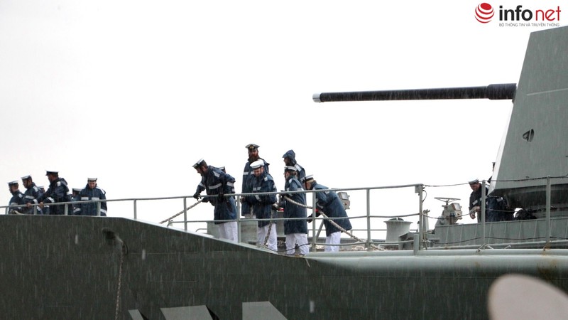 Tàu Hải quân Hoàng gia Australia thăm TP.HCM trong cơn mưa mù mịt - ảnh 10