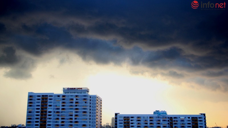 Bầu trời TP.HCM xám xịt trước cơn mưa lớn - ảnh 3
