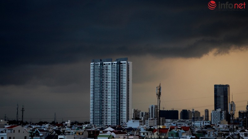 Bầu trời TP.HCM xám xịt trước cơn mưa lớn - ảnh 2