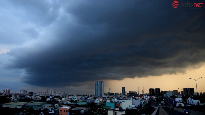 Bầu trời TP.HCM xám xịt trước cơn mưa lớn - ảnh 1