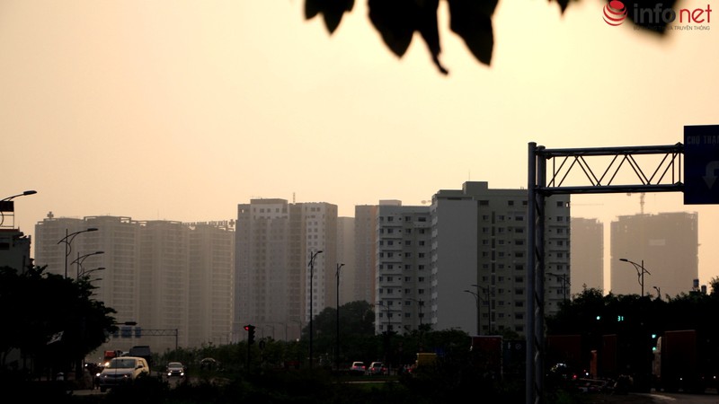 Bầu trời TP.HCM xám xịt trước cơn mưa lớn - ảnh 15
