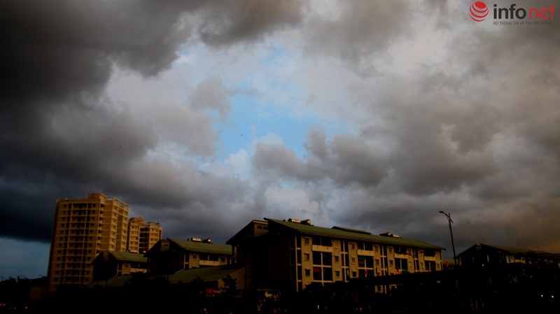 Bầu trời TP.HCM xám xịt trước cơn mưa lớn - ảnh 10
