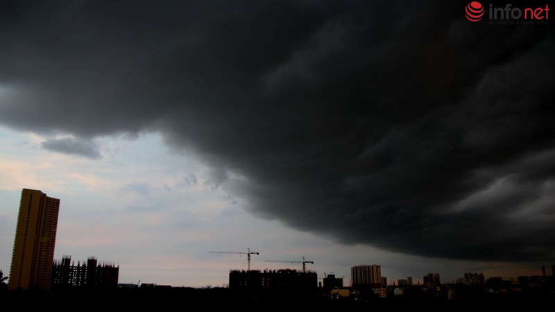 Bầu trời TP.HCM xám xịt trước cơn mưa lớn - ảnh 7