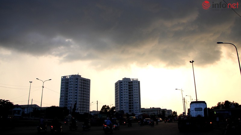 Bầu trời TP.HCM xám xịt trước cơn mưa lớn - ảnh 11